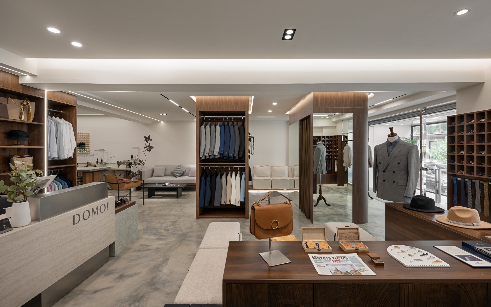 卡爾登西服忠孝旗艦店內裝，DOMO 服務櫃檯與展示區