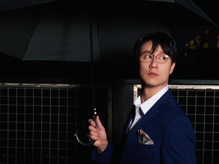 劉書宏穿著卡爾登訂製西裝